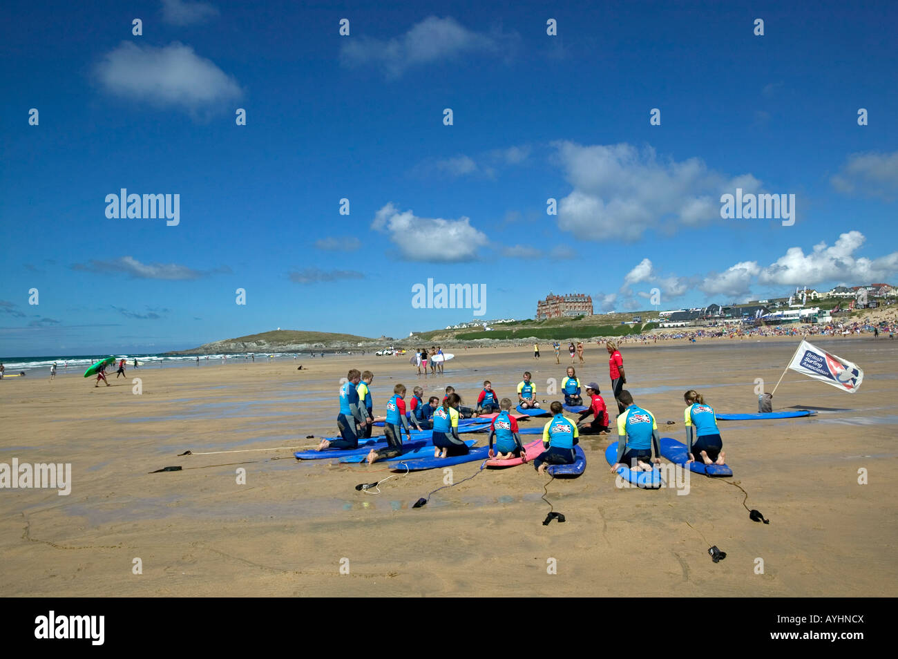 Una scuola di Surf lezione sul Fistral Beach Newquay Cornwall Foto Stock
