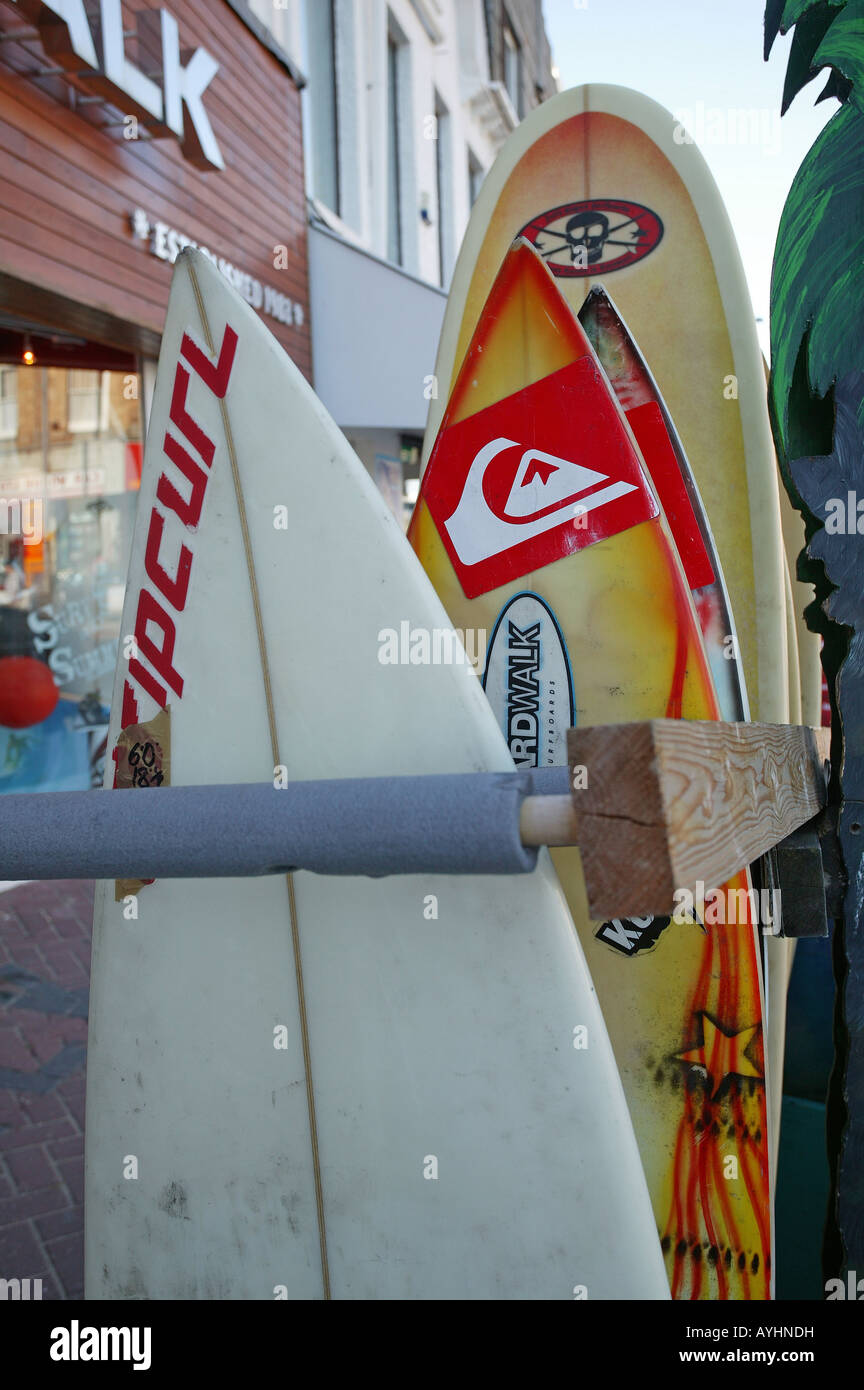 Tavole da surf a noleggio al di fuori di un negozio di surf Newquay Cornwall Foto Stock