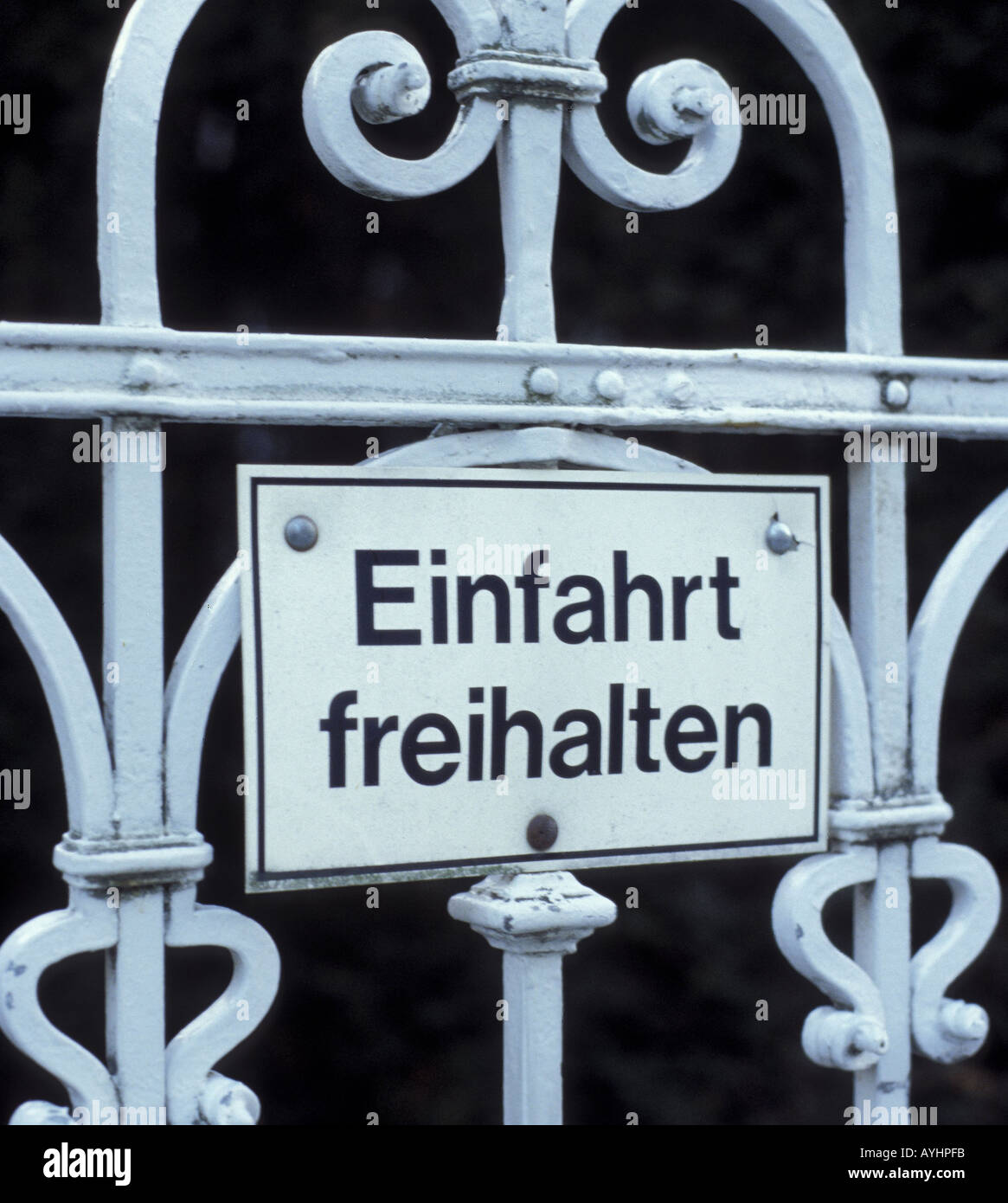 Schild un einem schmiedeeisernen Einfahrt Tor freihalten Foto Stock