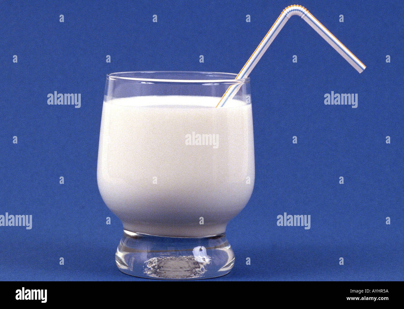 Milch im Glas mit Trinkhalm Foto Stock