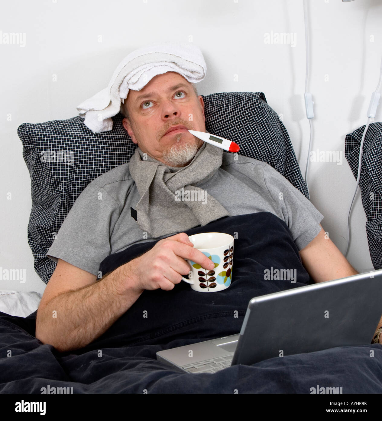 Uomo che stabilisce a letto malato con il termometro in bocca Foto stock -  Alamy