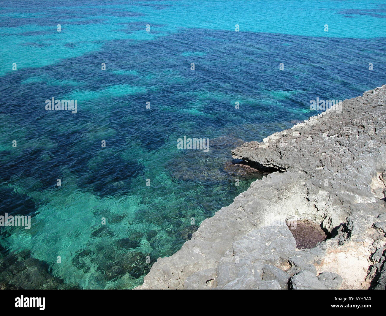 Blaues Meereswasser und rauhe Kueste Foto Stock