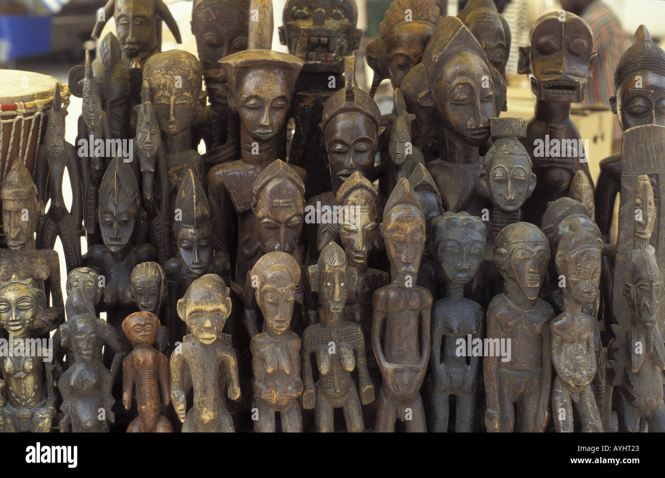 Afrikanische Holzfiguren auf dem Flohmarkt Salon de Provence Frankreich Foto Stock