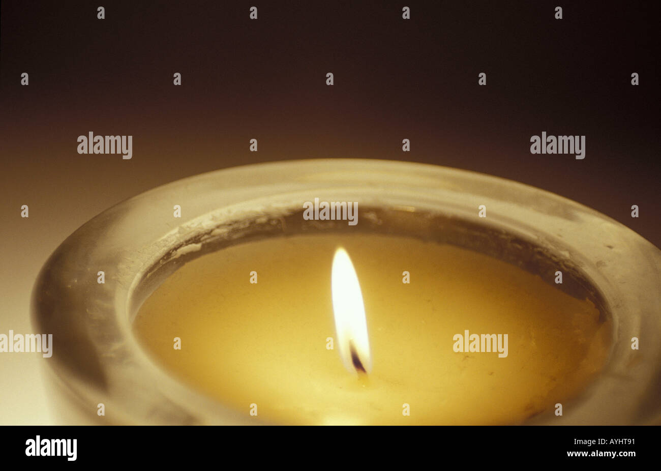 Kerze in einer Glasschale Foto Stock