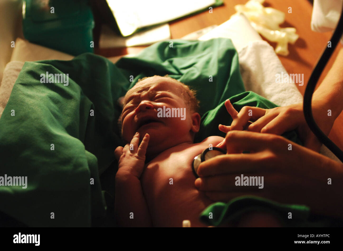 Amsterdam in sala parto del VU University Hospital un medico sta esaminando il battito del cuore di un bambino di neonato boy Foto Stock