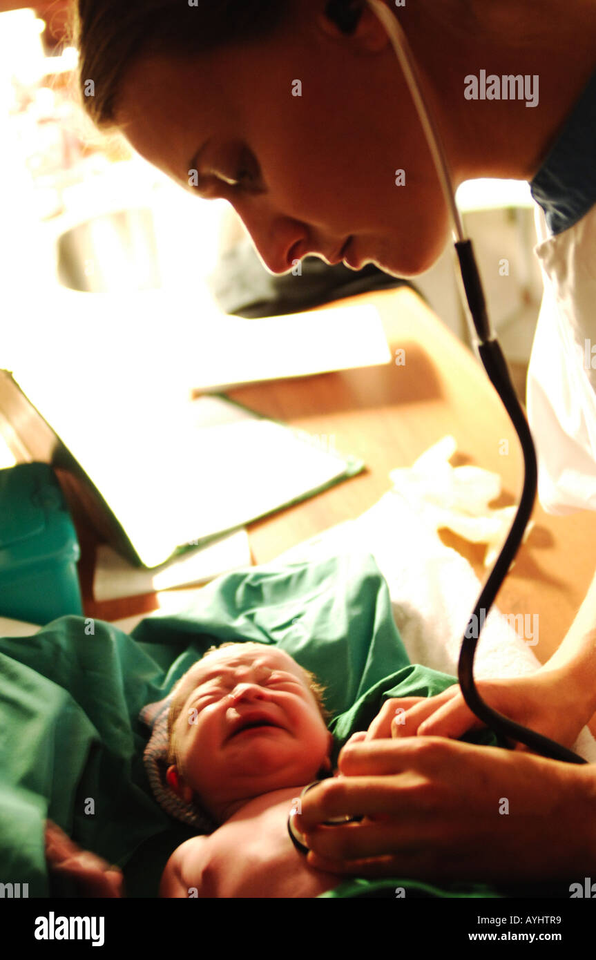 Amsterdam in sala parto del VU University Hospital un medico sta esaminando il battito del cuore di un bambino di neonato boy Foto Stock