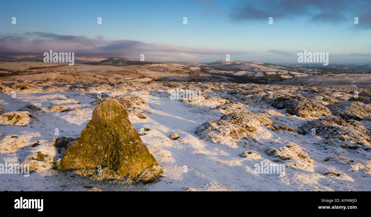La mattina presto il sole illumina la coperta di neve in inverno paesaggio vicino Haytor rocce nel Parco Nazionale di Dartmoor Devon England Foto Stock