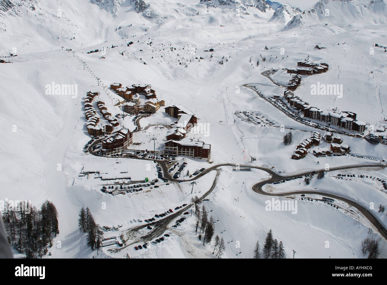 Arial shot della località sciistica Belle Plagne presi da un elicottero di scoiattolo Foto Stock