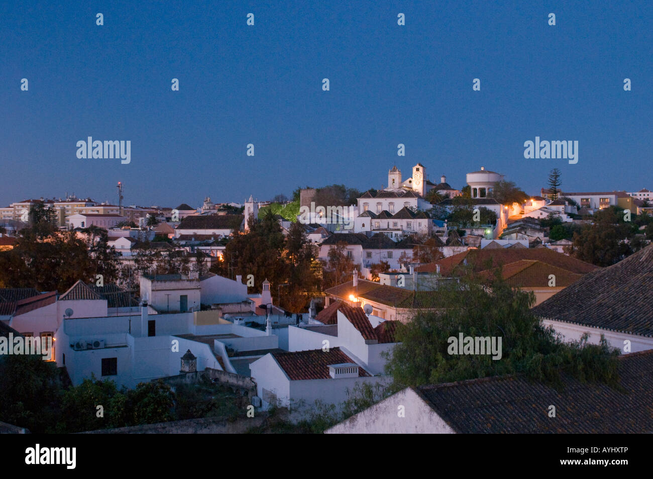 Tramonto su Tavira mostra Santa Maria do Castelo, Algarve Portogallo Foto Stock