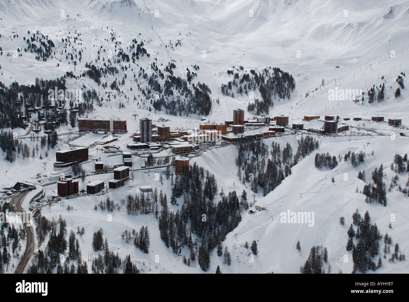 Arial colpo di ski resort La Plagne presi da un elicottero di scoiattolo Foto Stock