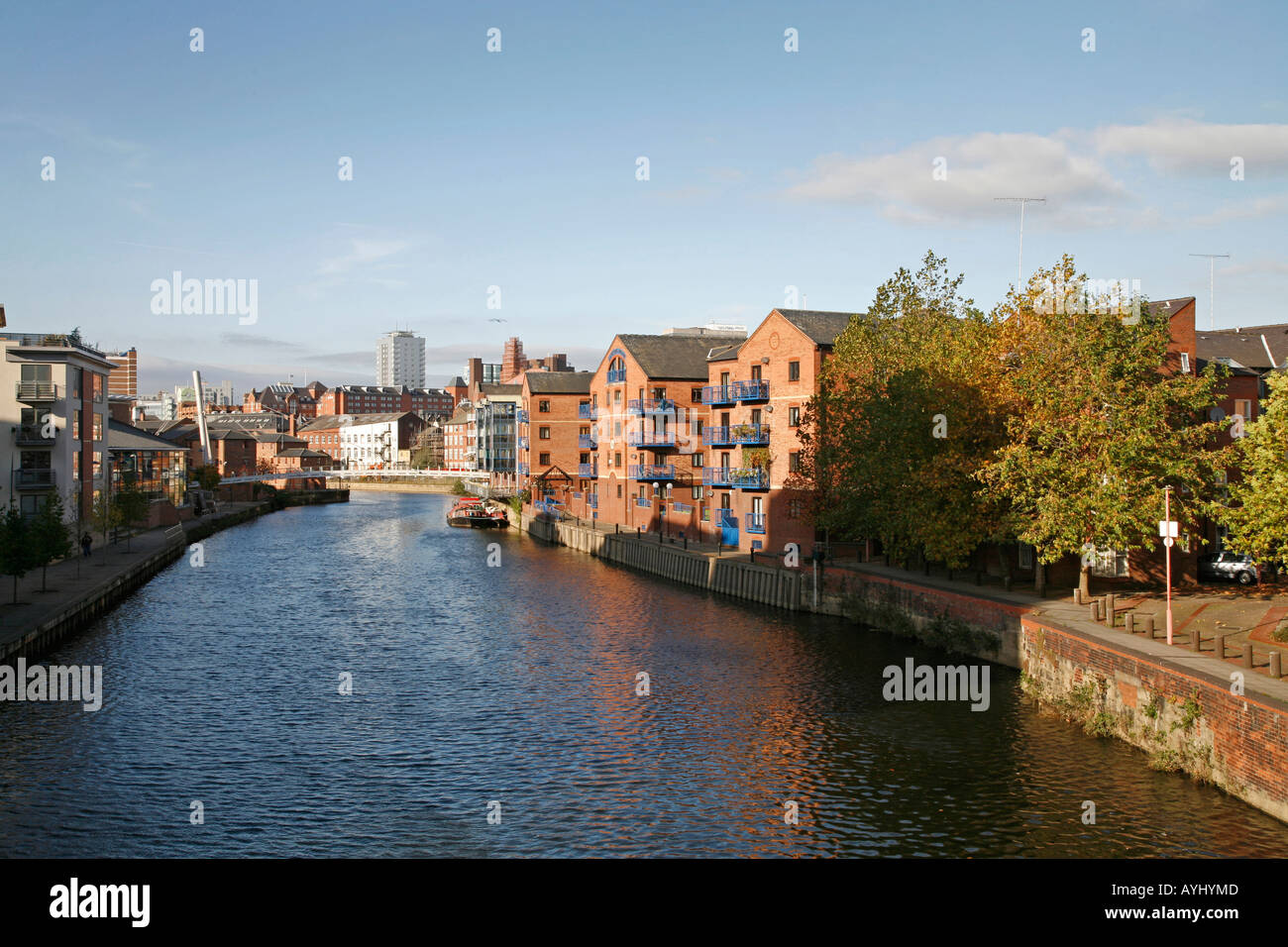 Leeds waterfront, convertite in appartamenti & il fiume Aire Foto Stock