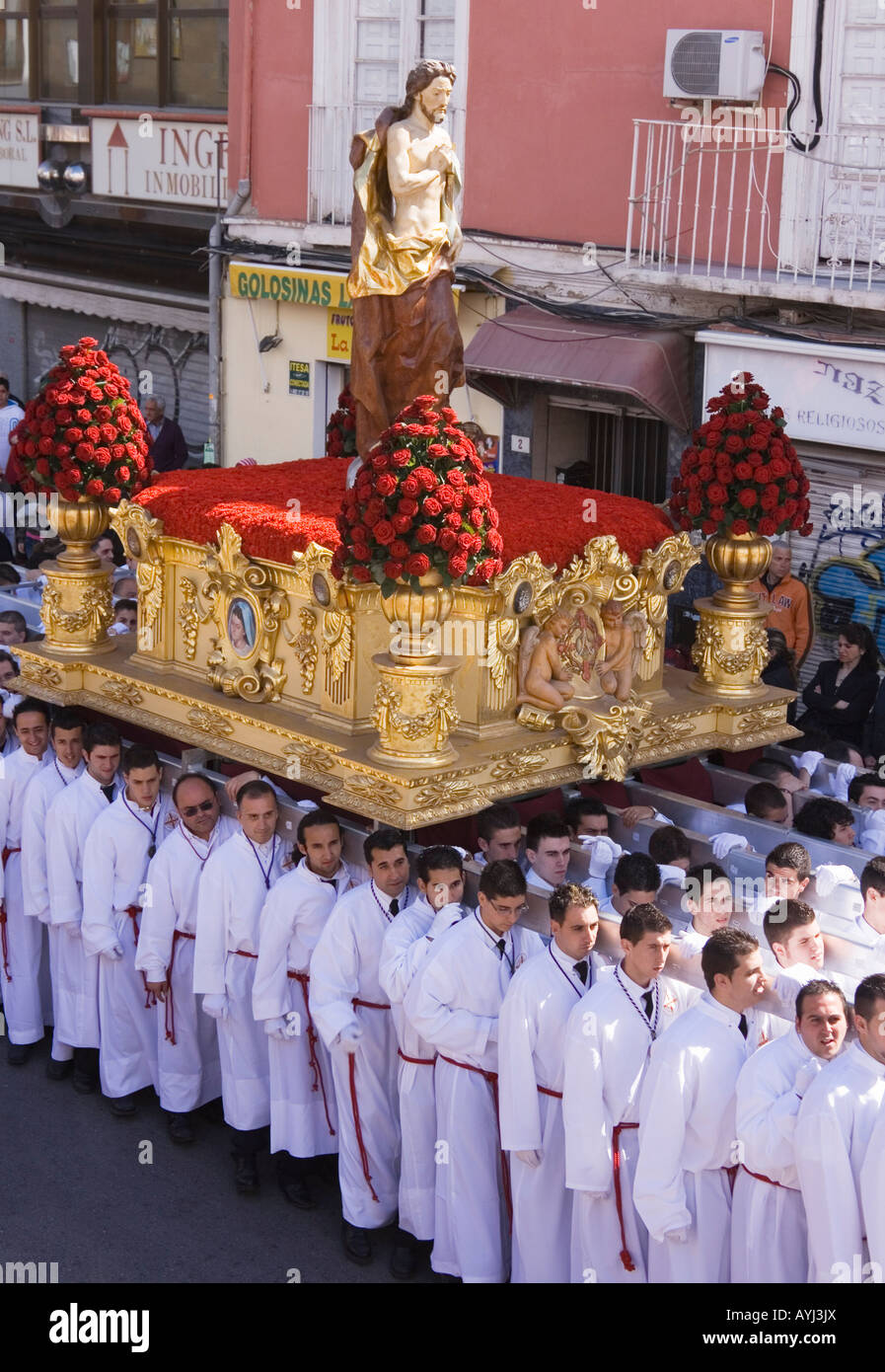 Malaga Costa del Sol Andalucía Spagna portante il trono in l annuale processione di Pasqua Foto Stock