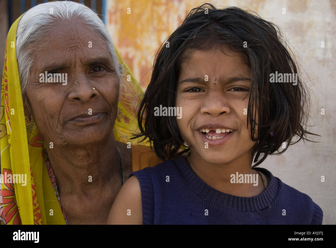 Ritratto di una nonna e la nipote in Datia, India. Foto Stock