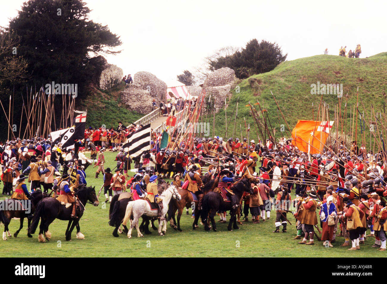 Guerra Civile Inglese rievocazione storica Old Sarum WILTSHIRE REGNO UNITO Inghilterra del xvii secolo Cromwell, Cromwellian cavalli di battaglia banner Foto Stock