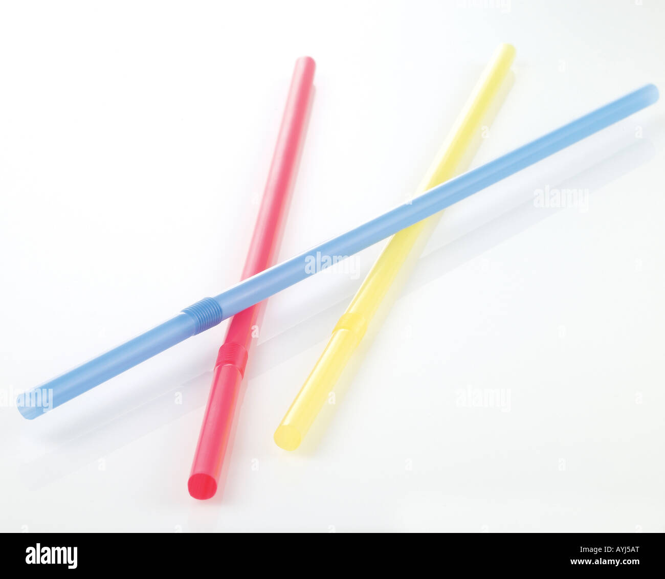 Studio shot di 3 cannucce su bianco. Uno rosso e uno blu e uno giallo. Foto Stock