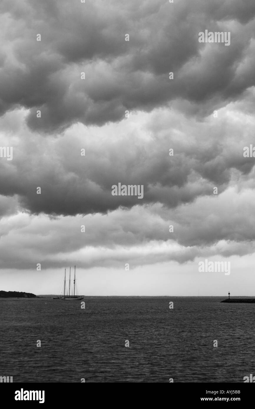 Una barca a vela si trova nel porto di Martha s Vineyard MA USA come thunderstom passa sopra Foto Stock