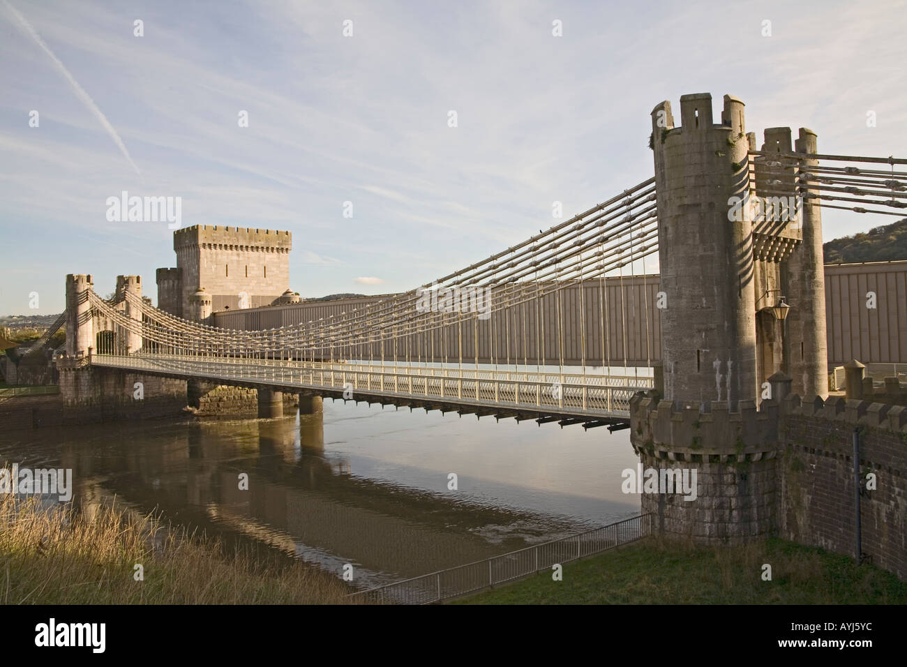 CONWY GALLES DEL NORD Novembre Thomas Telford Sospensione del ponte e Stephenson tubolare del ponte ferroviario Foto Stock