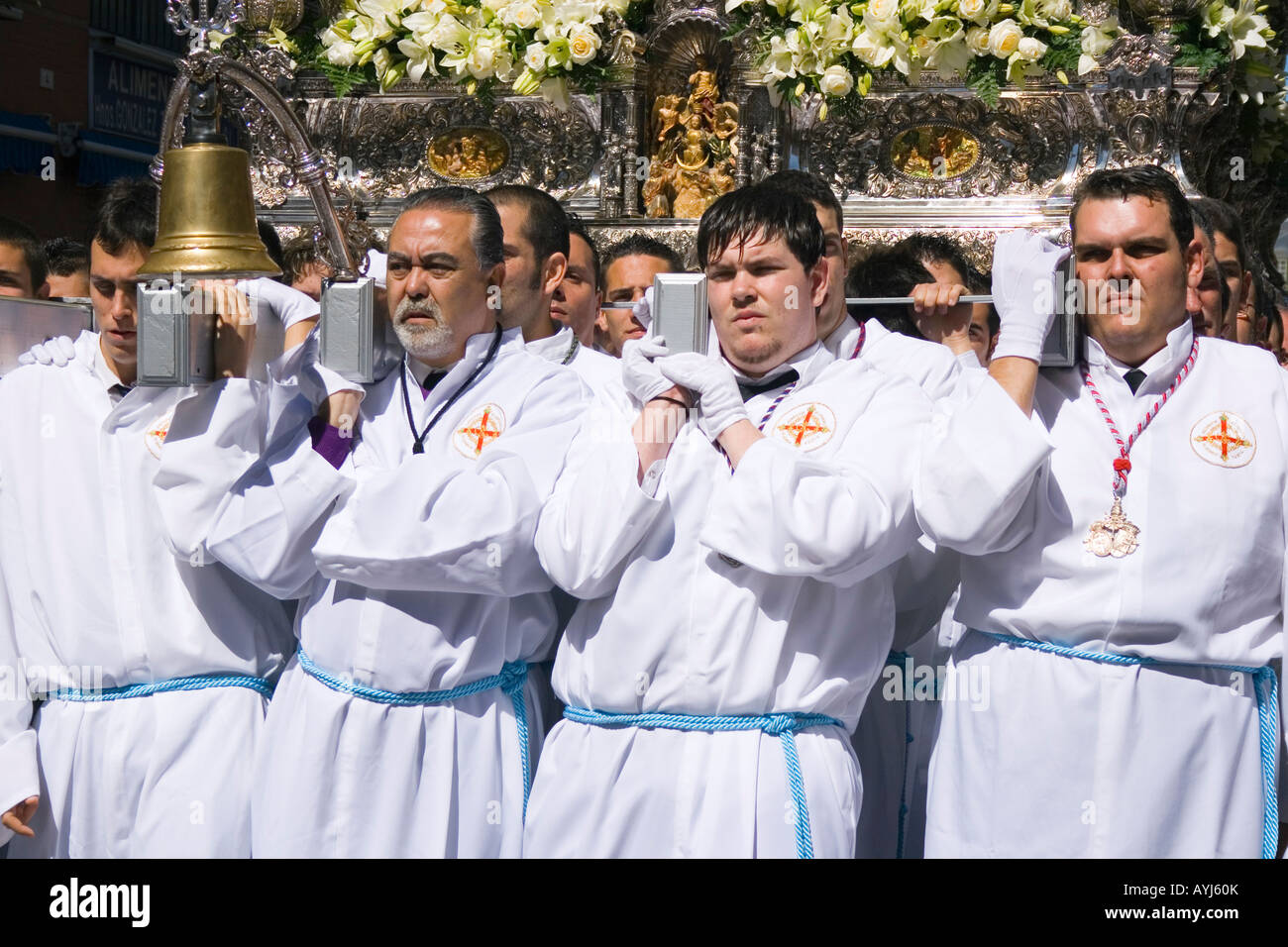 Malaga Costa del Sol Andalucía Spagna portante il trono in l annuale processione di Pasqua Foto Stock