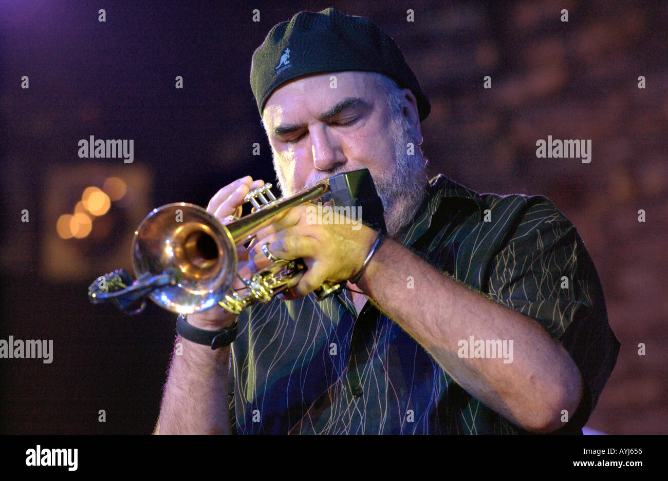 Randy Brecker suonare la tromba con il Bill Evans Soulbop Band performanti a Brecon Jazz Festival Powys South Wales UK Foto Stock