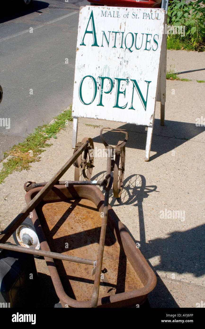 Antiquariato segno aperto e display del carro arrugginito e giardino attrezzatura. St Paul Minnesota USA Foto Stock
