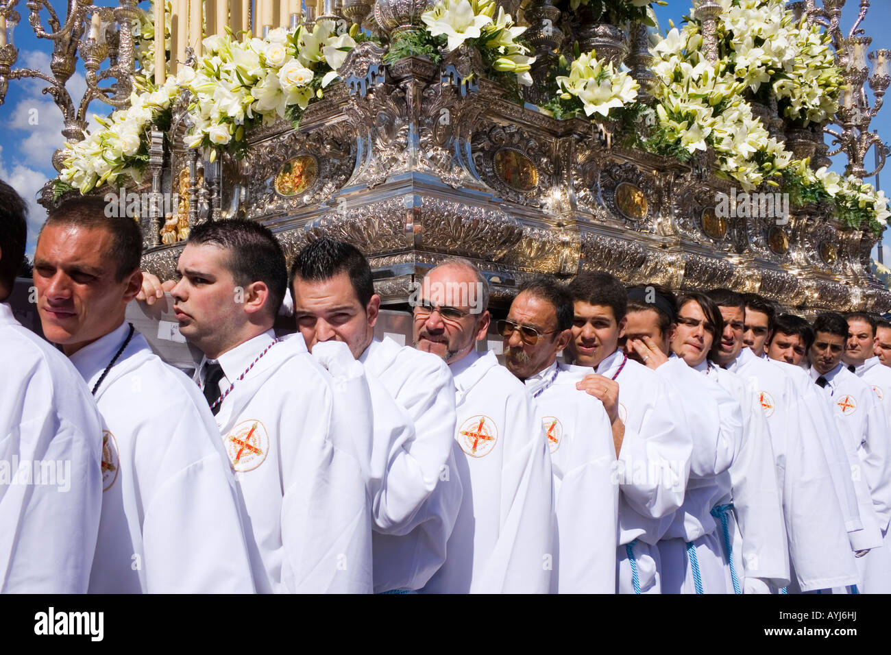 Malaga Costa del Sol Andalucía Spagna portante il trono in l annuale processione di Pasqua Foto Stock