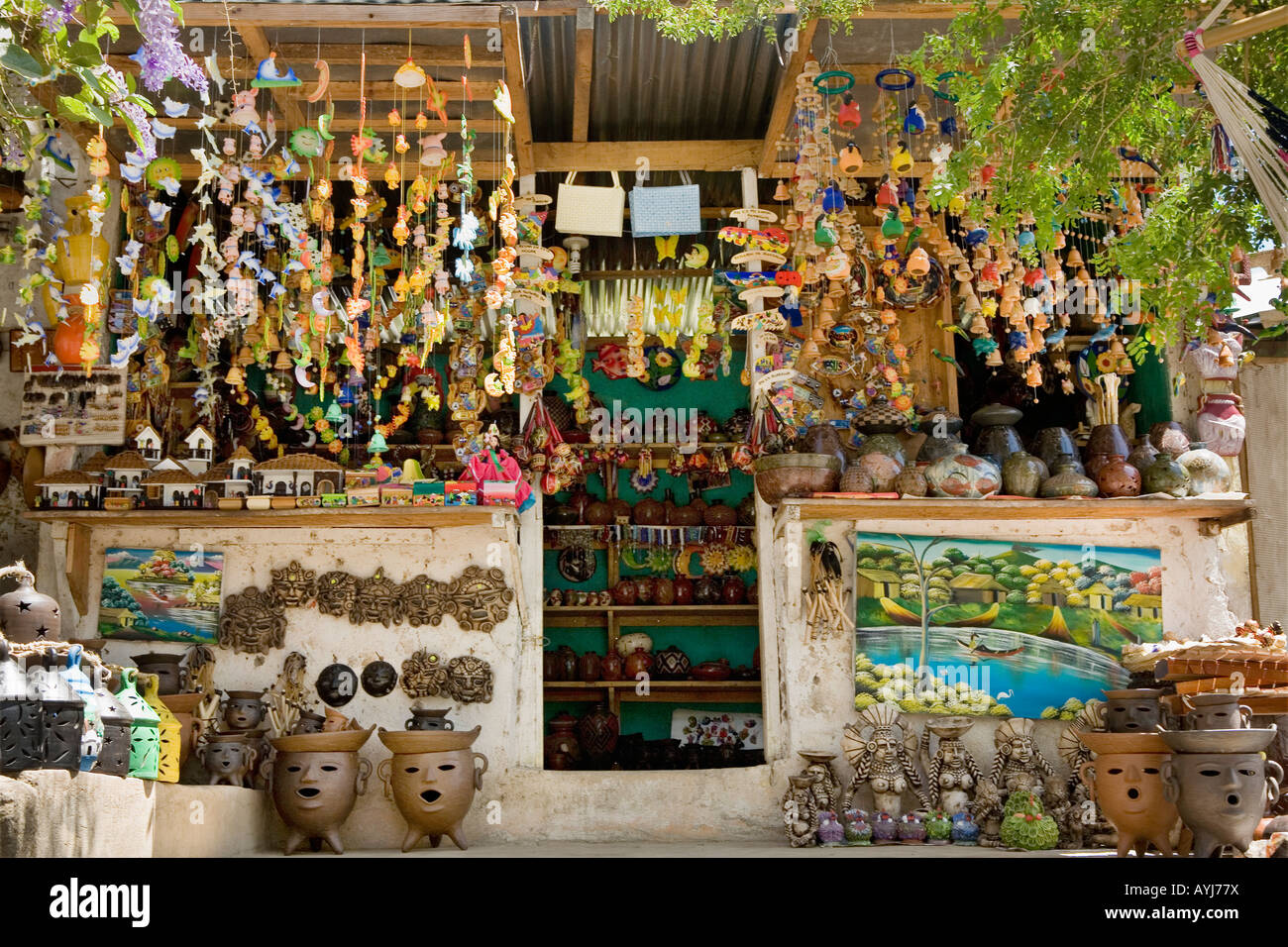 Regali in ceramica e di vasellame per la vendita in un negozio di San Juan de Oriente Nicaragua Foto Stock