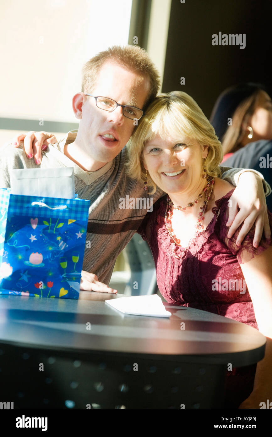 La madre e il figlio con il regalo di compleanno Foto Stock