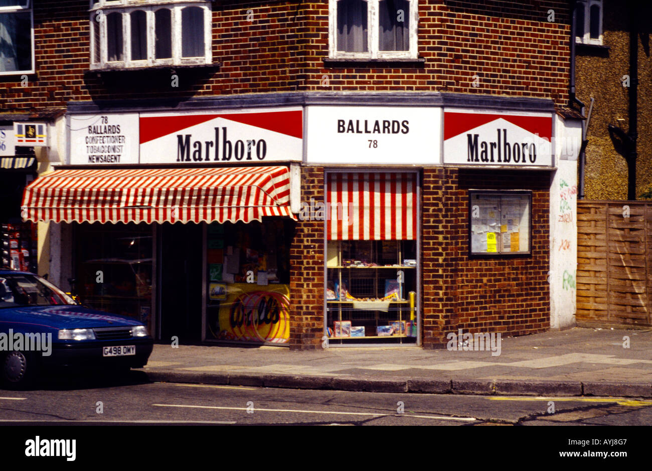 Epsom Inghilterra Corner Shop Foto Stock
