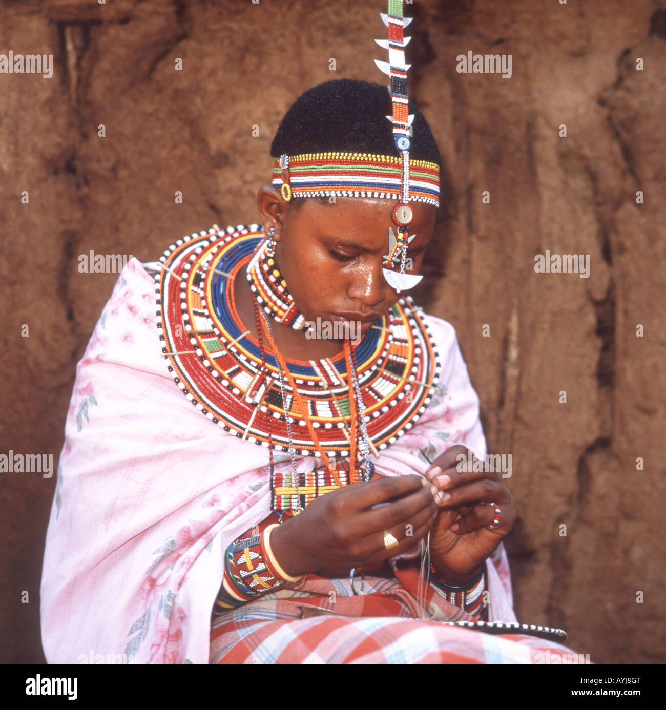 Giovane donna Maasai rendendo gioielli di perline, Amboseli National Park, Kajiado District, Rift Valley Provincia, Repubblica del Kenya Foto Stock