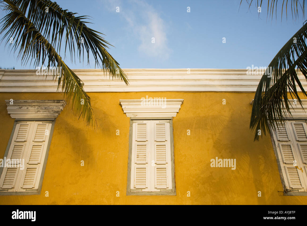 Di colore giallo brillante edificio governativo Bonaire Netherland Antillies Foto Stock