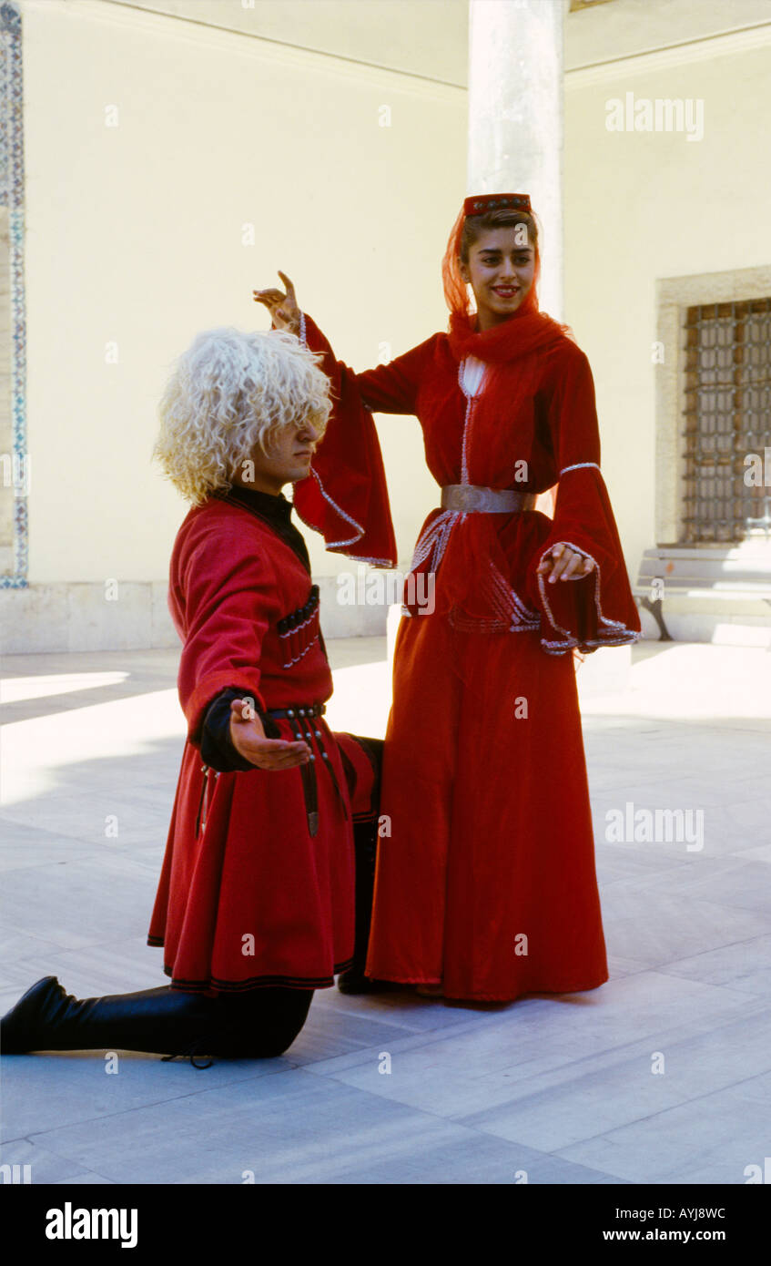 Istanbul Turchia Topkapi - Cortile ballerini folk Foto Stock