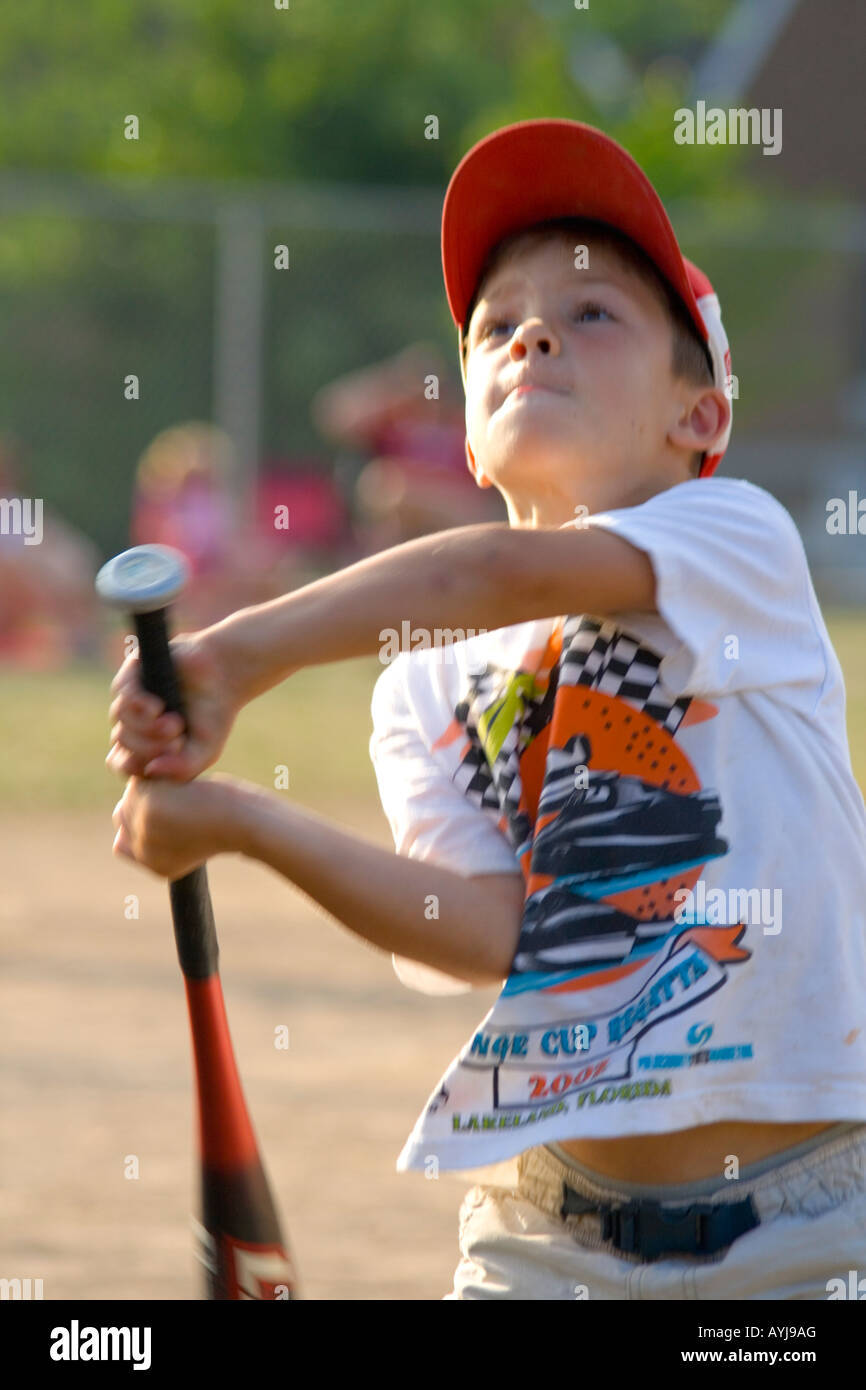 Ragazzo di 7 anni tenendo potrebbe oscillare a sfera. Groveland Campo scuola St Paul Minnesota USA Foto Stock