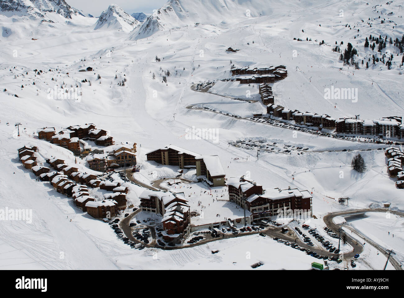 Arial shot della località sciistica Belle Plagne presi da un elicottero di scoiattolo Foto Stock