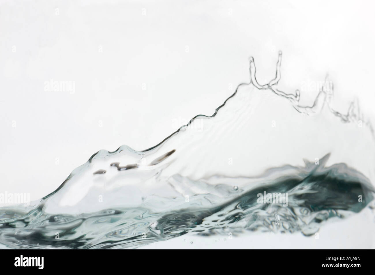 Acqua Splash in studio su sfondo bianco Foto Stock