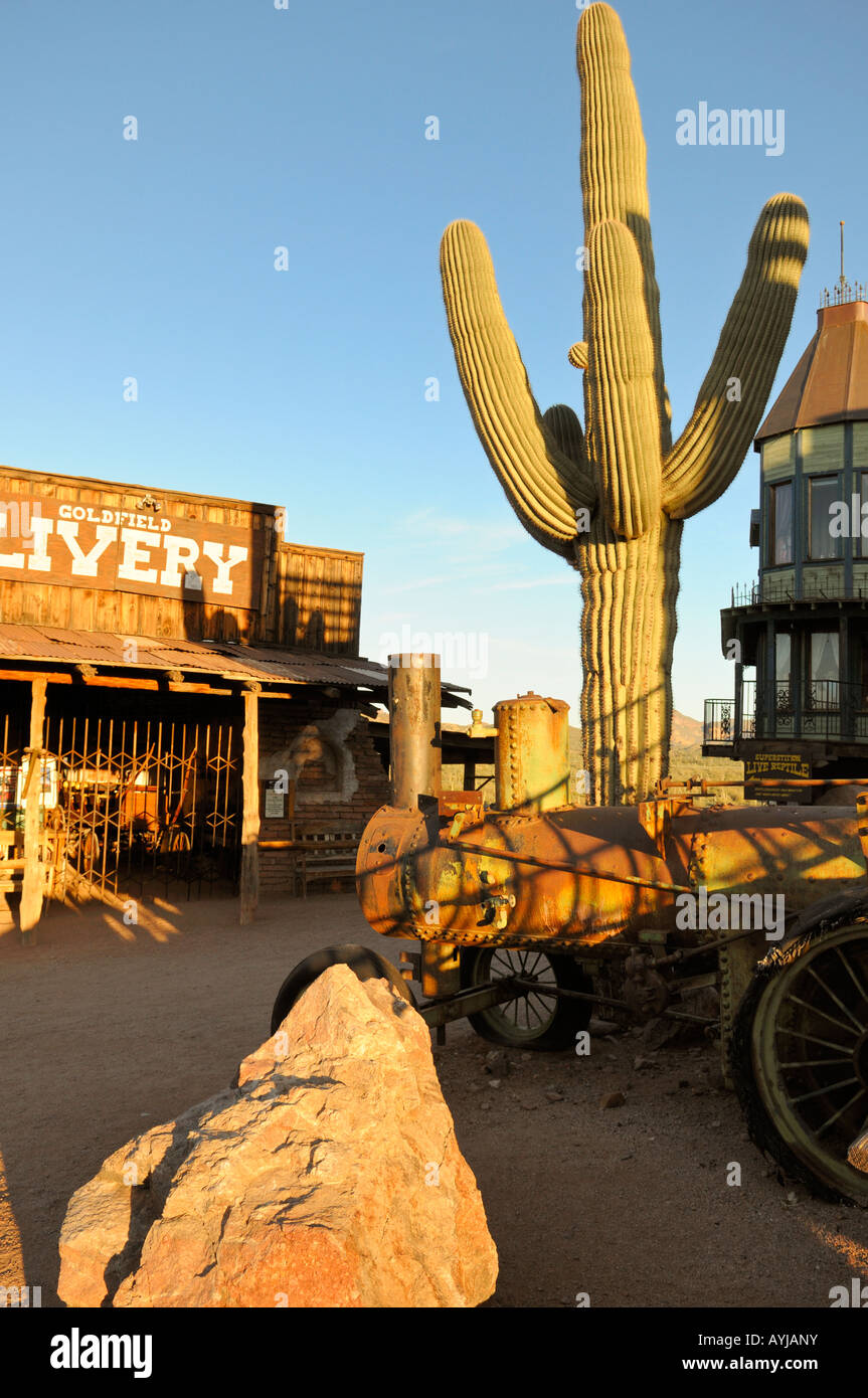 Sunrise street scene con un cactus Saguaro a Goldfield Ghost Town, Arizona Foto Stock