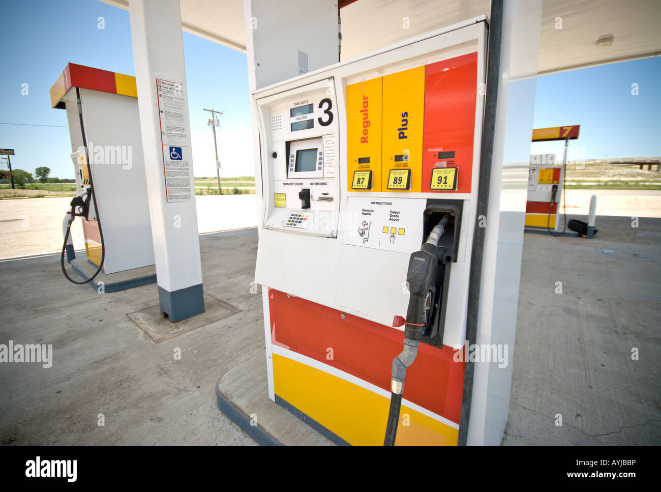 Un vuoto di gas (benzina) stazione con quattro pompe Foto Stock