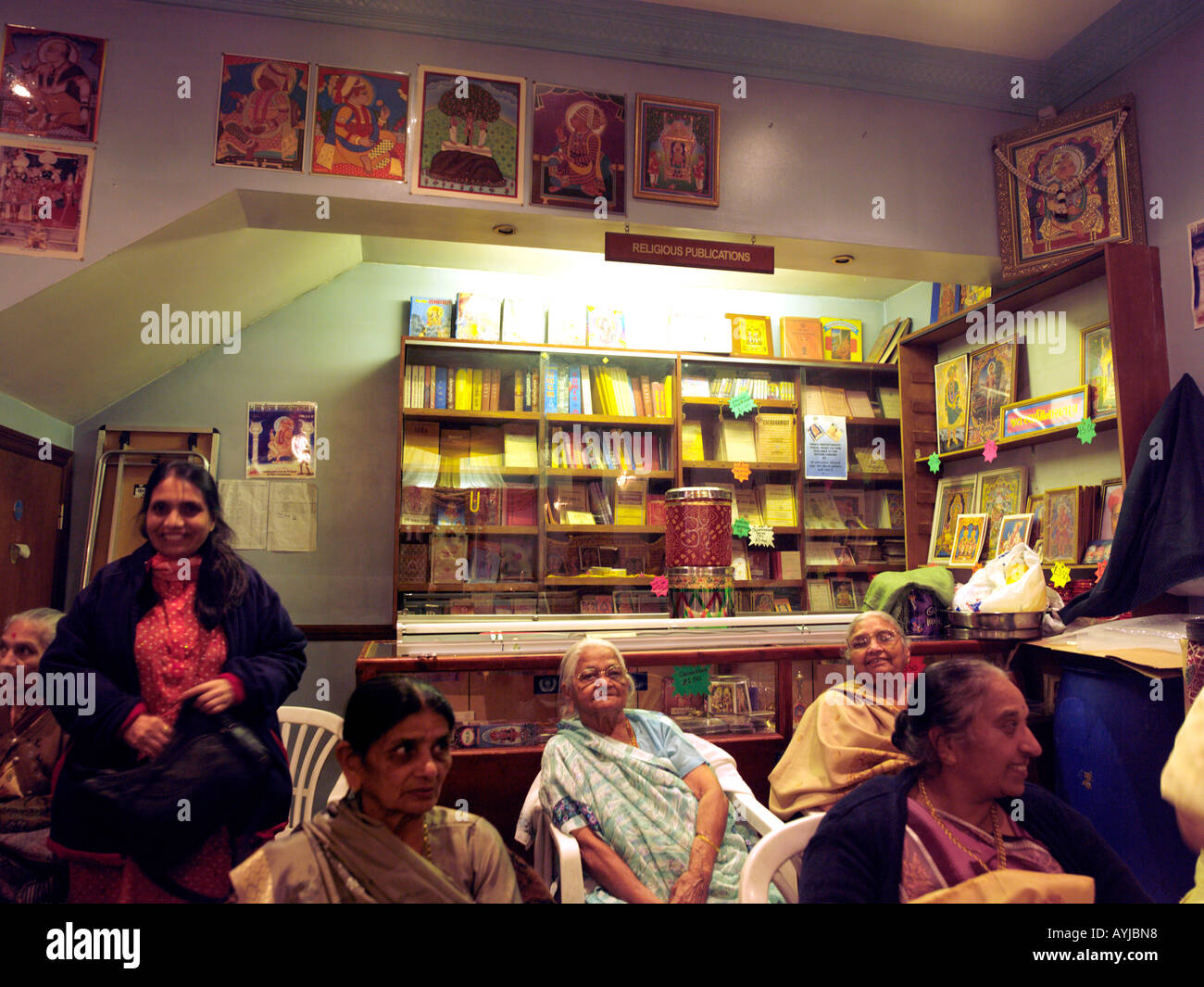 Shree Swaminarayan Tempio Streatham Londra Inghilterra pubblicazioni religiose Shop e donne indù Foto Stock