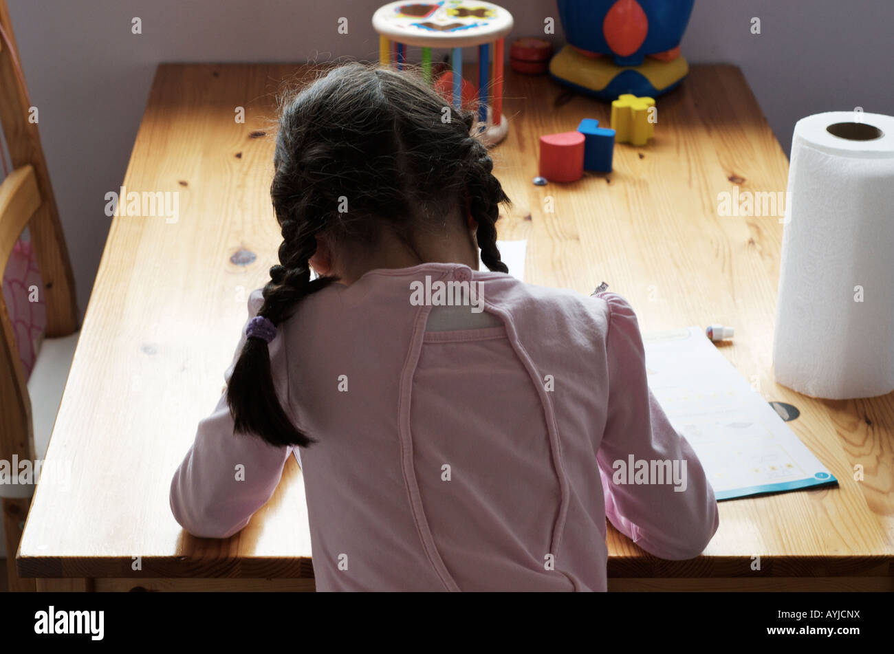 Il bambino fa i compiti di scuola Foto Stock