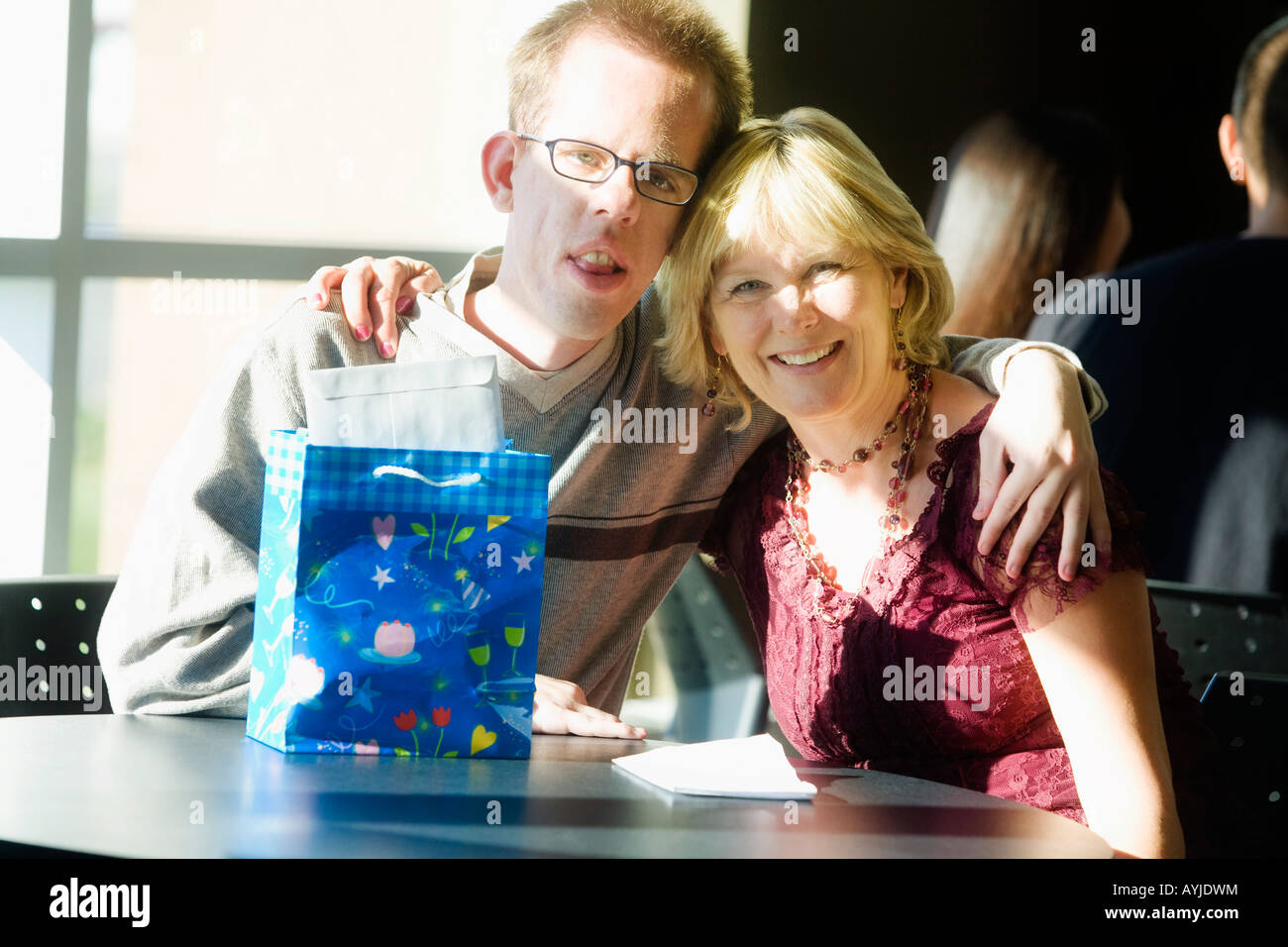 La madre e il figlio con il regalo di compleanno Foto Stock