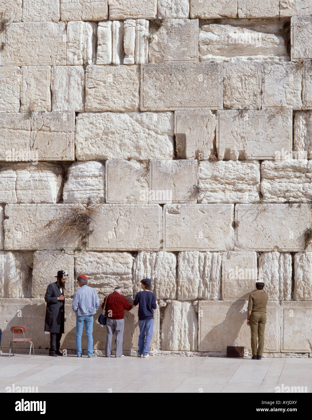 Adoratori ebrei presso il Muro Occidentale, la Città Vecchia di Gerusalemme, Israele Foto Stock