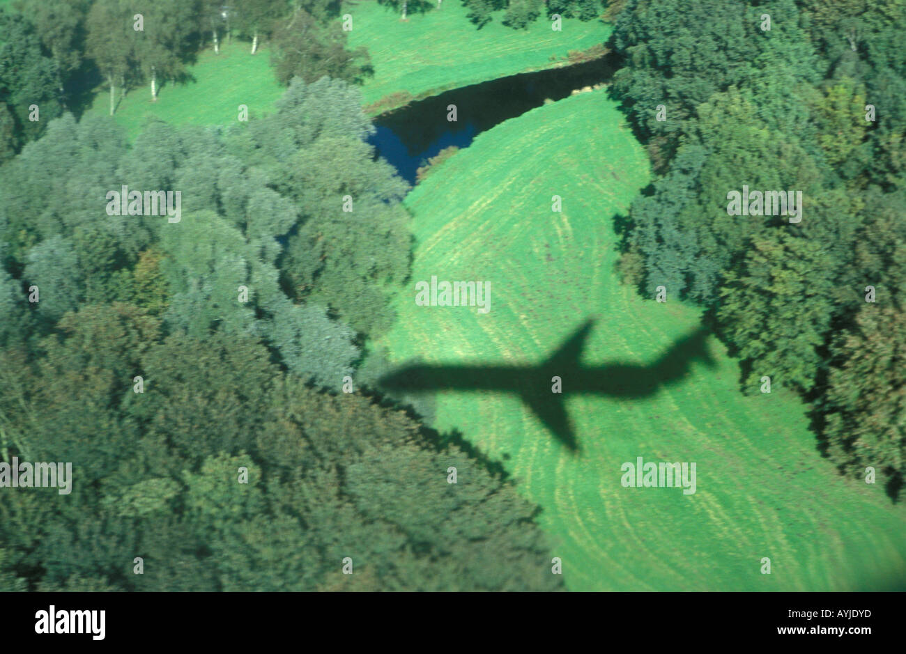 L'ombra di un piano di atterraggio su Aeroporto Schiphol sull'Amsterdamse Bos Foto Stock