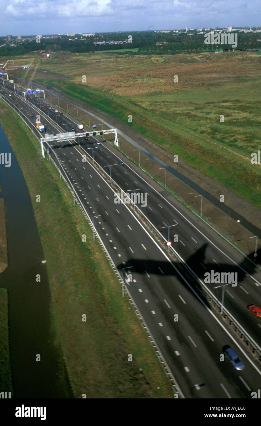 L'ombra di un piano di atterraggio su Aeroporto Schiphol sull'autostrada A4 Foto Stock