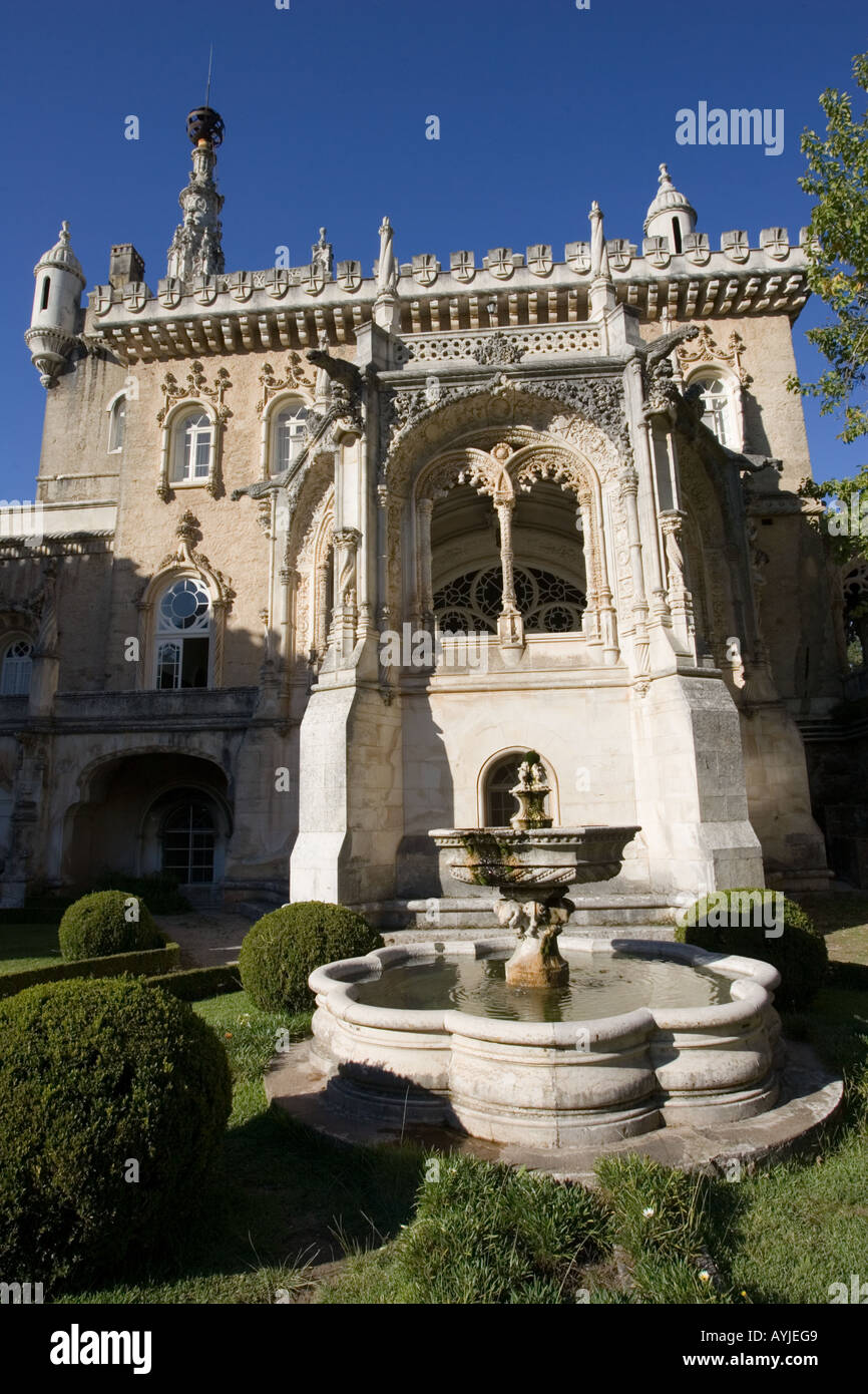 Il Palacio do Bucaco un hotel costoso completata nel 1907 sul sito del vecchio monastero carmelitano Bucaco foresta vicino a Coimbra Portogallo Foto Stock