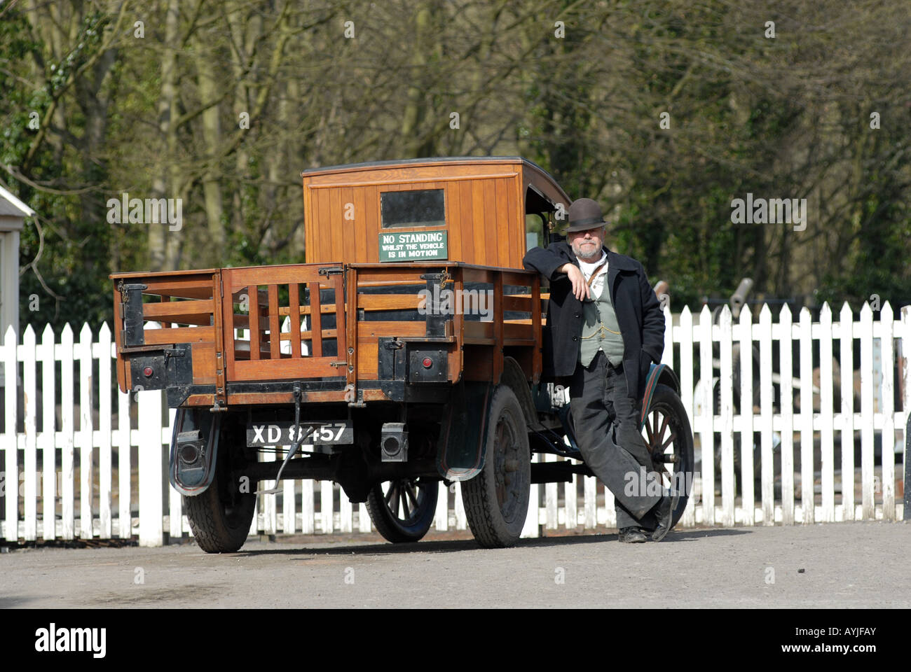 Old Ford autocarro e driver a Blists Hill cittadina vittoriana in TELFORD SHROPSHIRE Foto Stock