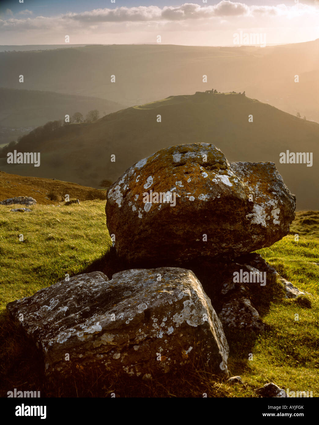 Castell Dinas Bran visto dalla scarpata di calcare di Trevor rocce, nelle vicinanze del Llangollen. Galles Foto Stock