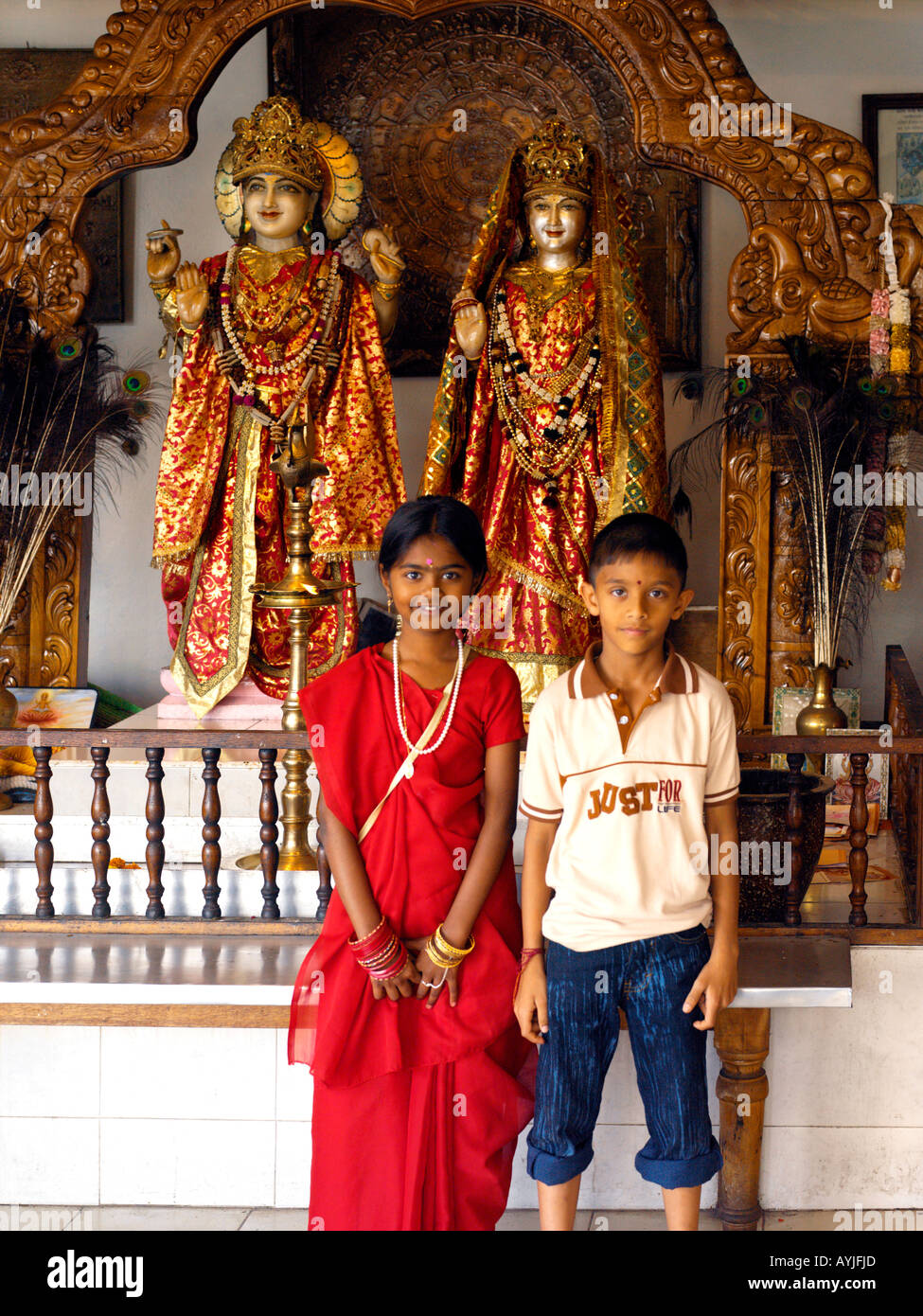 Grand Bassin Maurizio fratello e sorella in piedi davanti a Vishnu e Lakshmi Foto Stock