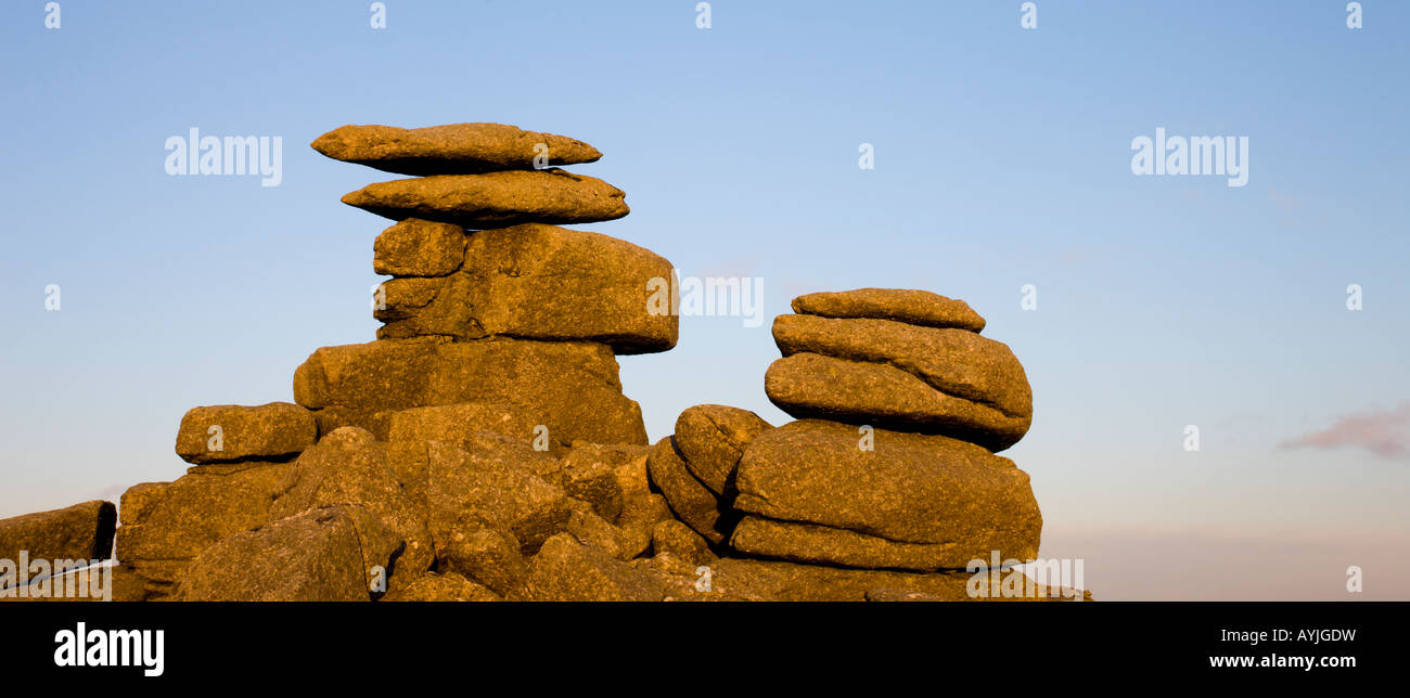 Nel tardo pomeriggio si accende la luce del sole sulla roccia di granito formazioni di grande fiocco Tor nel Parco Nazionale di Dartmoor Devon England Foto Stock