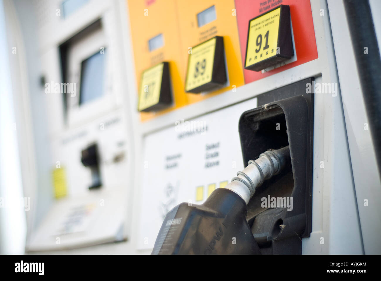 Un vuoto di gas (benzina) stazione con quattro pompe Foto Stock