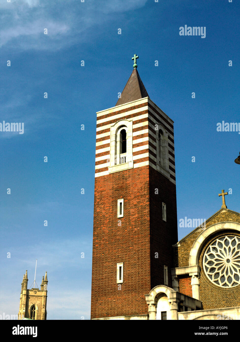 Guglia della chiesa con la croce di San Bonifacio chiesa cattolica Tooting London Inghilterra England Foto Stock