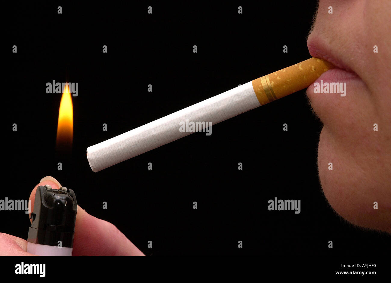 Zigarette anzuenden Foto Stock